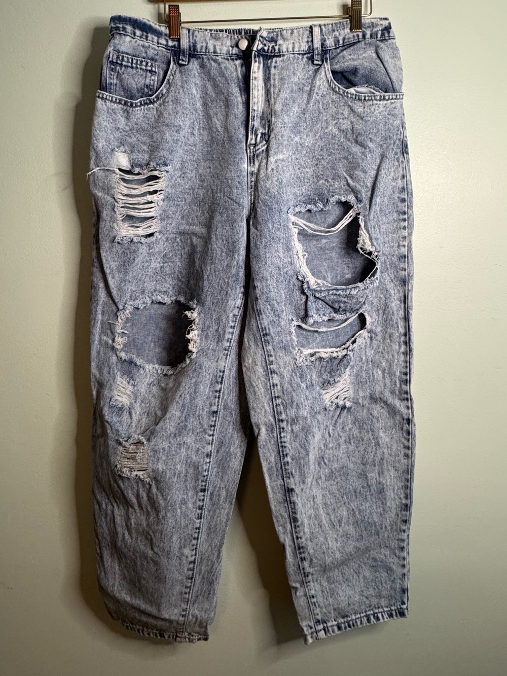 Distressed Light Wash Blue Ripped Jeans (1X)